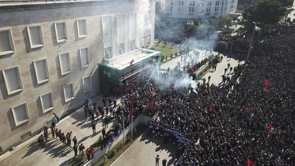 «Θα χυθεί αίμα αύριο στην Αλβανία»: Ξένες πρεσβείες προειδοποιούν τον Ε. Ράμα – Το σενάριο του σκοπιανού κοινοβουλίου «βλέπει» η Δύση